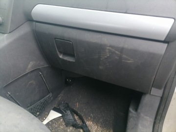 schowek pasażera opel zafira B