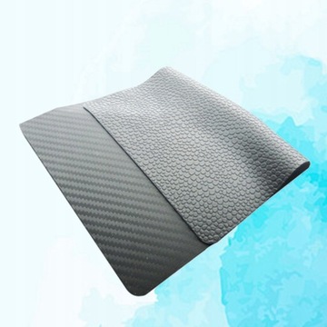 Приборная панель автомобиля с противоскользящим ковриком