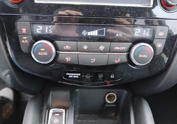 Nissan Qashqai II Crossover 1.2 DIG-T 115KM 2017 Nissan Qashqai 2017r, 1.2 Benzyna. Uszkodzone boki. Jezdzi. 1.2 Benzyna, zdjęcie 17