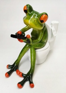 ФИГУРА ЛЯГУШКИ В ТУАЛЕТЕ СО СМАРТФОНОМ ВАННАЯ КОМНАТА