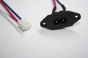 РОЗЕТКА ВОСЕМЬ, ПРИКРЕПЛЕННАЯ К КОРПУСУ