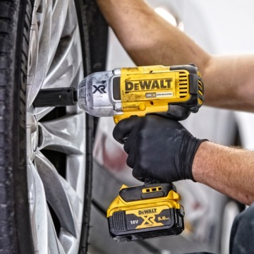 Гайковерт ударный 950 Нм 2x5 Ач DeWALT DCF899P2 + квадрат