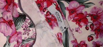 944. Reserved spodnie cygaretki białe w kwiaty r 36