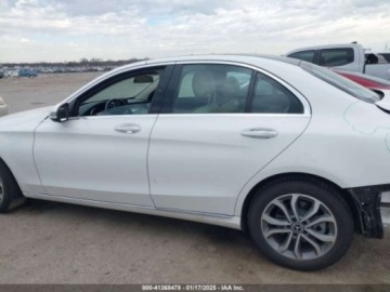 Mercedes Klasa C W205 2018 Mercedes-Benz Klasa C C 300 4matic 2.0 Benzyna 241KM, zdjęcie 4