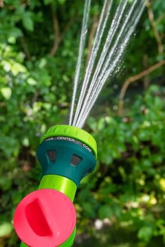 Zraszacz pistoletowy pojemnikiem dozownikiem piany