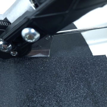 Ножницы, переходник для резки листового металла под отвертку КД10788 и дрель.