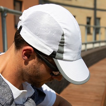 CZAPKA SPORTOWA BEJSBOLÓWKA DO BIEGANIA Z DASZKIEM ODBLASKOWA BIAŁA