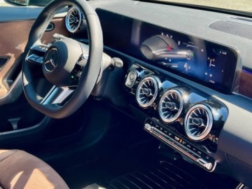 Mercedes Klasa A W177/V177 Hatchback Plug-In Facelifting 1.3 250e 218KM 2025 MERCEDES-BENZ A Klasa 250 e AMG Line 1.3 (218KM) 2025, zdjęcie 7