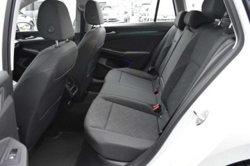 Volkswagen Golf VIII Variant 1.0 TSI 110KM 2023 Volkswagen Golf SalonPL 110KM Life Variant Pakiety Podgrzew.KierownicaFot, zdjęcie 32