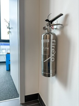 Элегантный огнетушитель Firexo 2л — идеально подходит для стильного интерьера