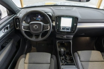 Volvo XC40 Crossover Facelifting 2.0 B3 163KM 2025 Volvo XC 40 Plus Dark B3 Mild Hybrid Benzyna, zdjęcie 17