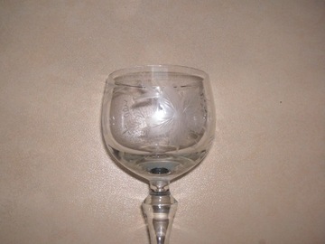 Фужеры из рифленого стекла на ножке.