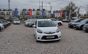 Toyota Aygo I Hatchback 5d Facelifting 1.0 VVT-i 68KM 2013 Toyota Aygo Klimatyzacja Nawigacja TOM TOM Elektryczne Szyby Benzyna 68KM, zdjęcie 2