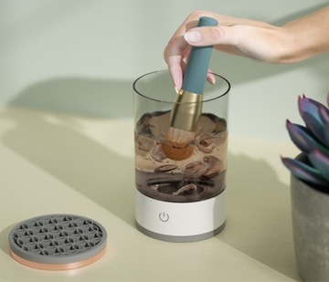 Моющее устройство для автоматической очистки кистей для макияжа.