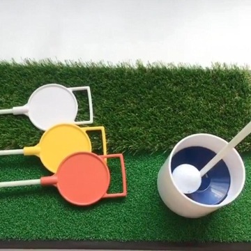 Кубок с лункой для гольфа. Ставим тренировочные флаги на зеленый цвет.