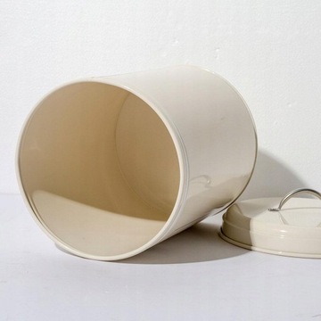 Металлический контейнер для хранения муки