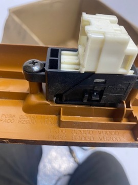 NISSAN PATROL GR PANEL PŘEPÍNAČ SKEL PRAVÝ ZADNÍ