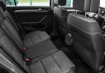 Volkswagen Passat B8 Variant Facelifting 2.0 TDI SCR 150KM 2023 Volkswagen Passat 2.0TDI 150KM DSG, Business, App Connect, Pakiet Zimowy,, zdjęcie 12