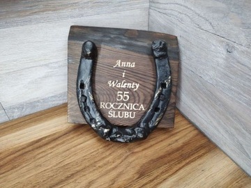 Дополнительная гравировка на доске, именная подкова.