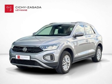 Volkswagen T-Roc I SUV Facelifting 1.5 TSI ACT 150KM 2023 Volkswagen T-Roc SalonPL TSI 150KM DSG Life Kamera ACC Pak.zimowy FrontAss