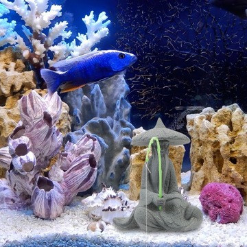 Миниатюрная декоративная фигурка рыбака из смолы.