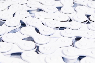 Велосипедная цепь XLC CC-C09 1в / Белый