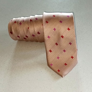 Niebanalny krawat damski - super uzupełnienie bluzki, koszuli, swetra