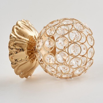 Свадебный обеденный стол с шариковым подсвечником