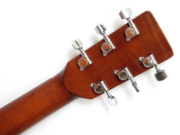 Акустическая гитара Pengano с более широким грифом.