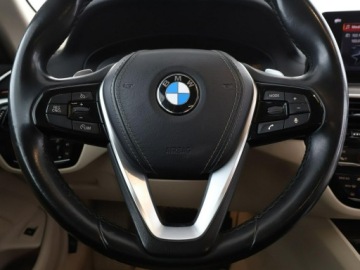 BMW Seria 5 G30-G31 Touring 520d 190KM 2019 BMW 520 Automat Luxury Line Nawigacja Tempomat, zdjęcie 20