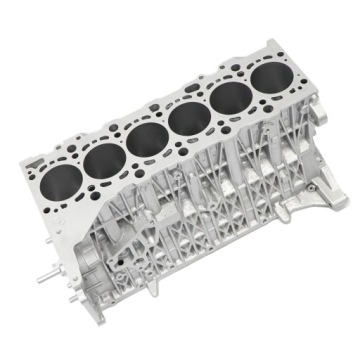 6-цилиндровый блок двигателя BMW на столе