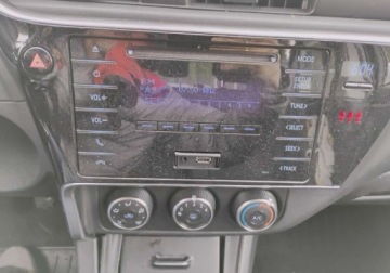 Toyota Corolla XII Sedan 1.6 Valvematic Dual VVT-i 132KM 2019 Toyota Corolla 2019r, 1.6 Benzyna. Uszkodzone boki. Jezdzi. 1.6 Benzyna, zdjęcie 12