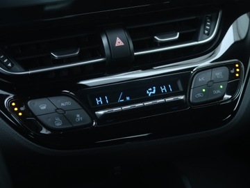 Toyota C-HR I Crossover Facelifting 1.8 Hybrid 122KM 2022 Toyota C-HR 1.8 Hybrid, Serwis ASO, Automat, zdjęcie 15