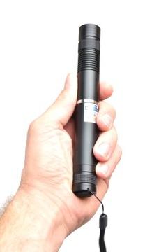 СИНИЙ ЛАЗЕР ПРОЖИГАЕТ ДЫРЫ САМЫЙ МОЩНЫЙ ИНДИКАТОР МОЩНОСТЬЮ 5 ВТ СИНИЙ ИНДИКАТОР