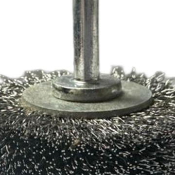 Стальная дисковая щетка для работы по дереву.