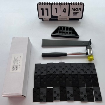 Дистанционные клинья, установленные для монтажных напольных панелей, клинья ложки + молоток