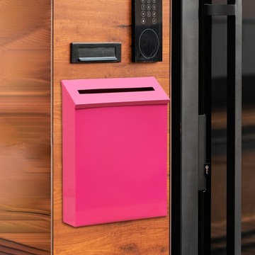 Настенный, непромокаемый почтовый ящик из розового металла.