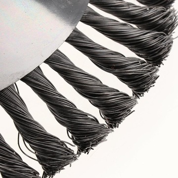 Мощная триммерная головка с металлической щеткой.