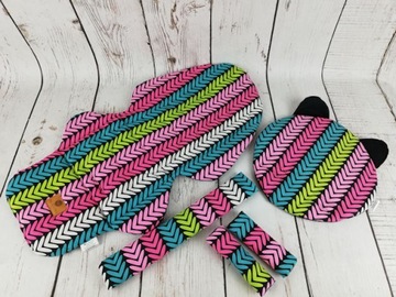 Комплект коляски с подушкой и защитой.