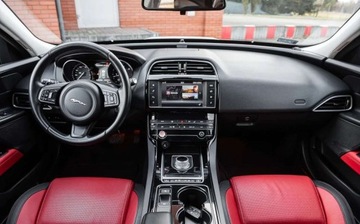 Jaguar XE Sedan 2.0 i4 180KM 2015 Jaguar XE R-SPORT 2.0D 180Ps Ledy Automat 4x4 Xenon Skora Navi 1 wl. Salon, zdjęcie 4