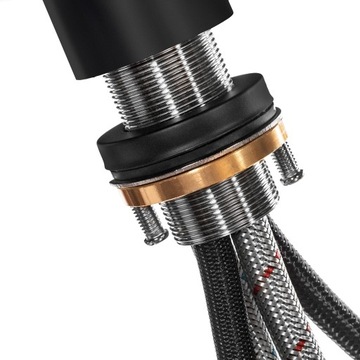 Ротариная кухонная батарея вытянута -нажатие на черную раковину