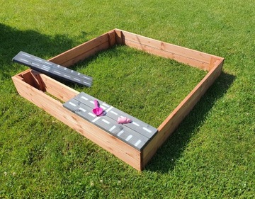 Деревянная песочница с местом для хранения