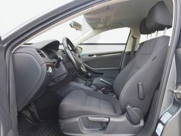 Volkswagen Jetta VI Sedan Facelifting 1.4 TSI 125KM 2017 Volkswagen Jetta Climatronic 2-strefowy Tempomat Czujniki parkowania Bluet, zdjęcie 21