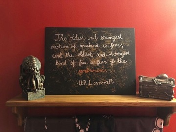 Украшение Хэллоуина — мифологическая фигурка Крузо.