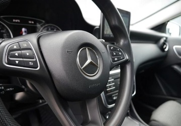 Mercedes GLA I Off-roader 1.6 180 122KM 2017 Mercedes-Benz GLA LIFT 180 Benzyna 122HP Automat Kamera II.wlasciciel GWAR, zdjęcie 15