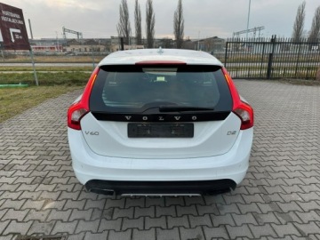 Volvo V60 I Kombi Facelifting 2.0 D2 DRIVE-E 120KM 2016 Volvo V60 2.0d,120KM,LIFT,BOGATA OPCJA,Navi,Alu17, zdjęcie 5