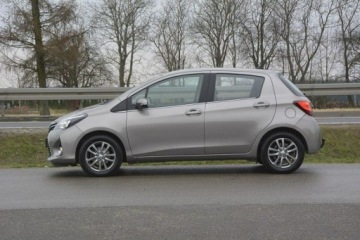 Toyota Yaris III Hatchback 5d Facelifting 1.33 Dual VVT-i 99KM 2015 Toyota Yaris 1.33 Benzyna nawi hak kamera cofania, zdjęcie 3