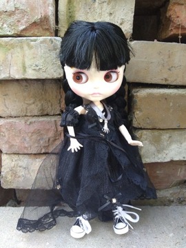 КУКЛА СРЕДА АДДАМС ЗОНТ + КУЛОН НА РУКУ ПОВИЖНЫЕ ГЛАЗА из Польши