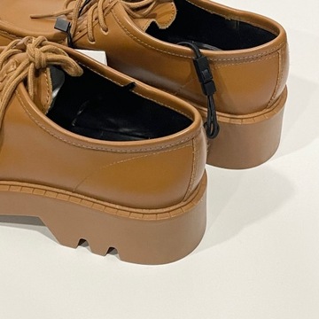 Туфли ZARA на плоской подошве с толстой подошвой 38