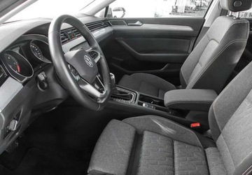 Volkswagen Passat B8 Variant Facelifting 2.0 TDI SCR 200KM 2023 Volkswagen Passat Variant 2.0TDI 200KM DSG, Business, Czujniki parkowania,, zdjęcie 9